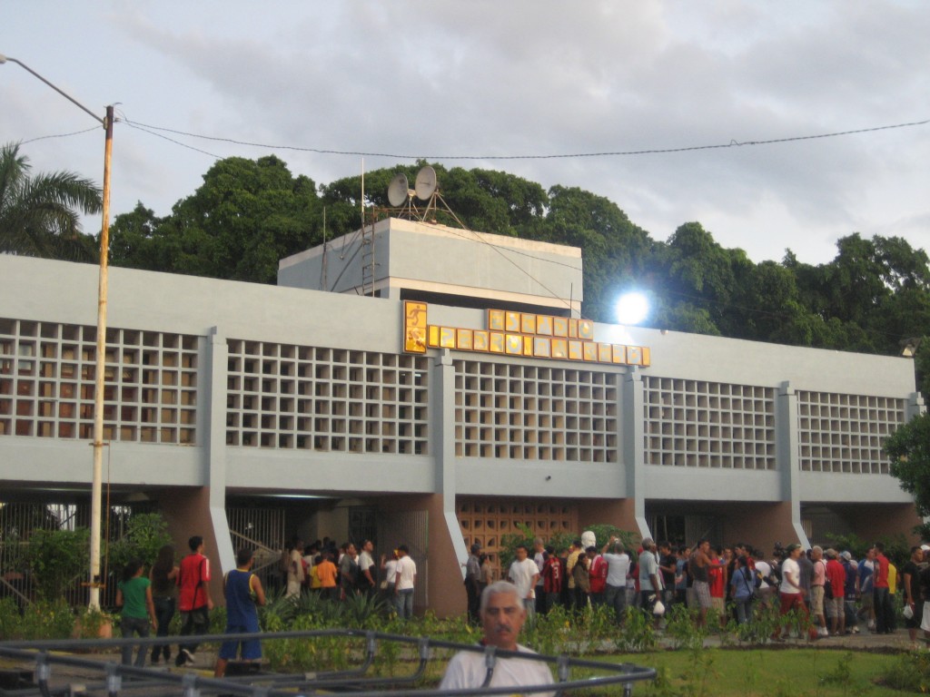 El estadio Pedro Marrero es el segundo más grande de Cuba con 28.000 espectadores. Con marcador aún manual, los invitados VIP no gozan de palco con techo.