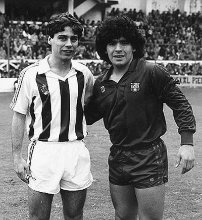 López Ufarte con Maradona en una imagen de principios de los 80´s.