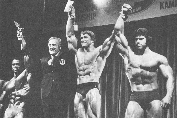 Serge Nubret, Arnold Schwarzenegger, Lou Ferrigno junto a Joe Weider en el podio del Olympia de 1975.