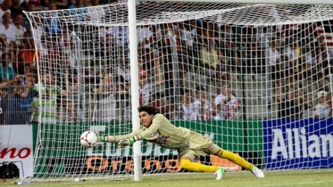Memo Ochoa dejó México para jugar en Francia.