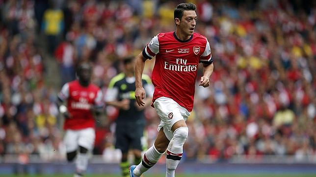 Mesut Ozíl ya enamora en el Arsenal con su fútbol de talento.