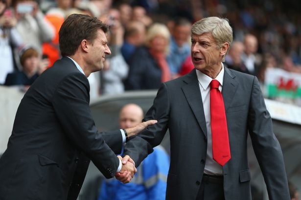 Wenger y Laudrup se saludan en su duelo.