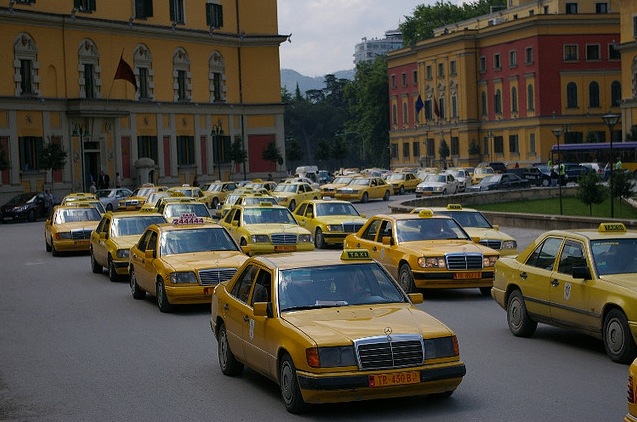 Die Straßen von Tirana sind ein Spektakel: Der Mercedes besetzt seine Straßen.