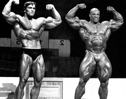 En este montaje se puede ver la diferencia entre la época de Arnold en los 70´s y la de Ronnie Coleman ya en el siglo XXI.