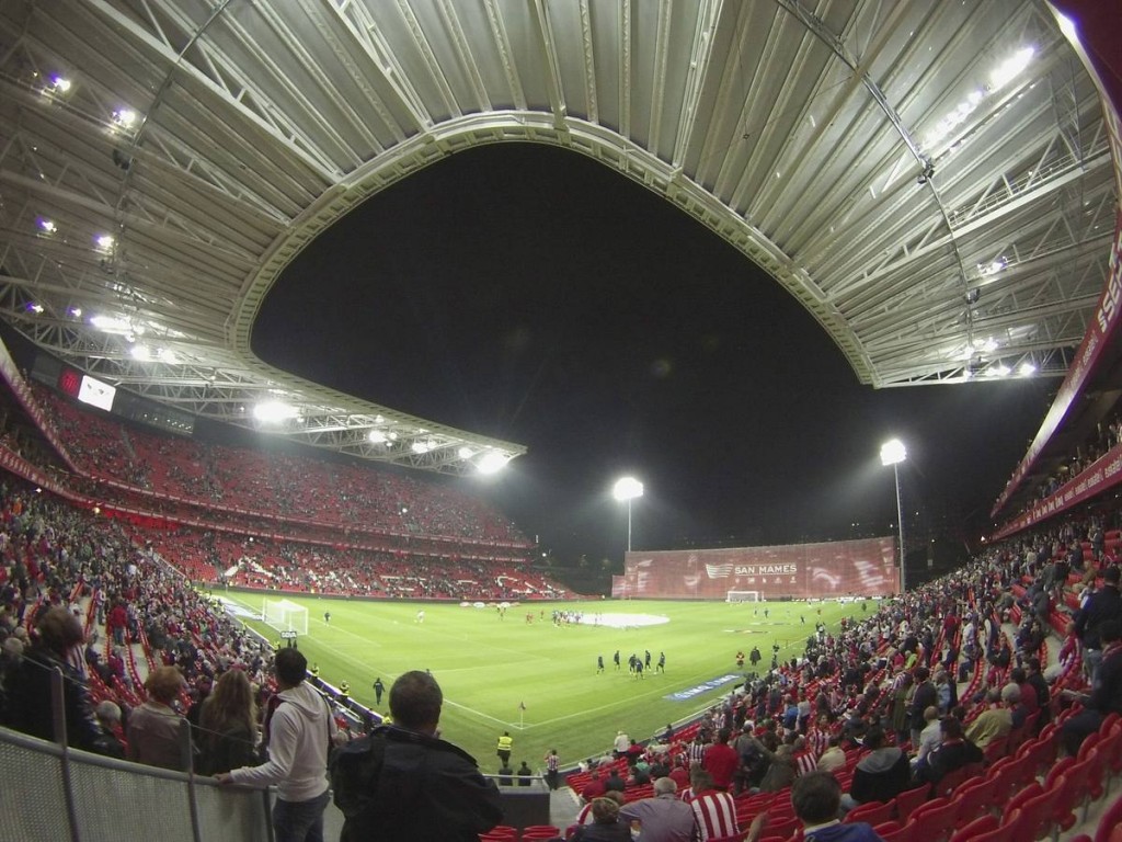 Este era el espectacular ambiente que se vivía en San Mamés antes del partido.
