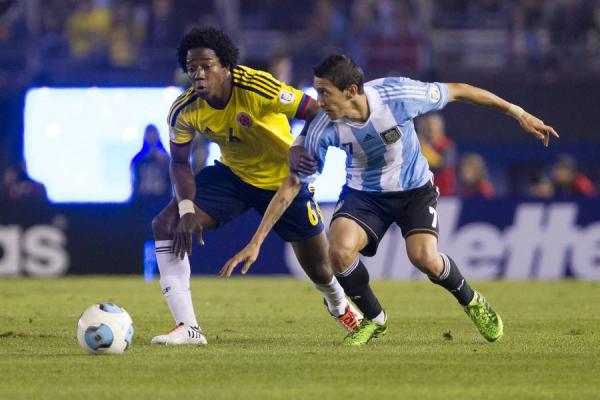 Carlos "La Roca" Sánchez    presionando a Di María en un Colombia-Argentina.