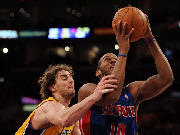  Greg Monroe será la estrella de los Pistons. En la imagen con Pau Gasol peleando un rebote.