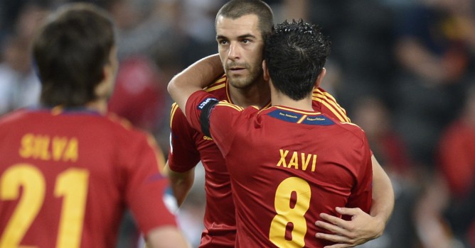 Xavi y Negredo anotaron los goles en un flojo partido de la "Roja".