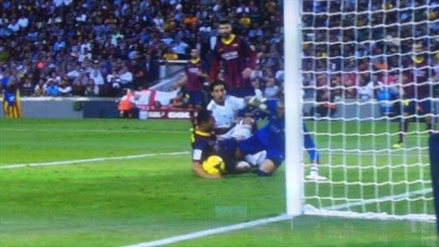 ¿A quién favorecen más los árbitros, al Madrid o al Barcelona? 1 Adriano tocó la pelota con la mano.