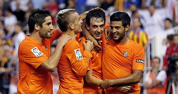 Pardo celebra junto a Markel, Vela y Griezmann el segundo gol de la Real en Mestalla.