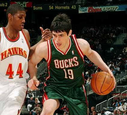Temporada de transición para los Bucks con el turco Ilyasova como jugador importante.