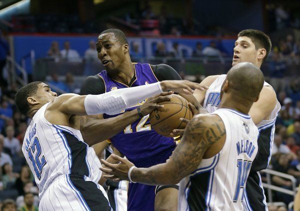 Vucevic tendrá que asumir galones en los Magic. En la imagen con Howard aplicándose en defensa. 