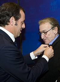 Rosell le entregó al almeriense la insignia de oro y brillantes del Barcelona.
