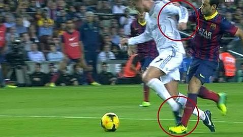 ¿A quién favorecen más los árbitros, al Madrid o al Barcelona? 2 Hubo contacto entre Mascherano y Ronaldo.