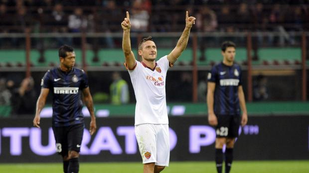 Totti marcó un doblete en San Siro.