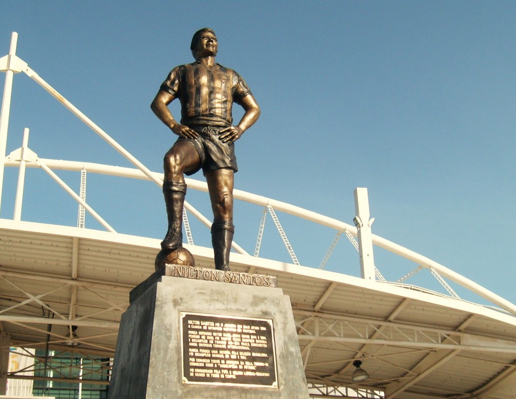 Una estatua de Nilton Santos se levanta en el Estadio Olímpico de Río de Janeiro.