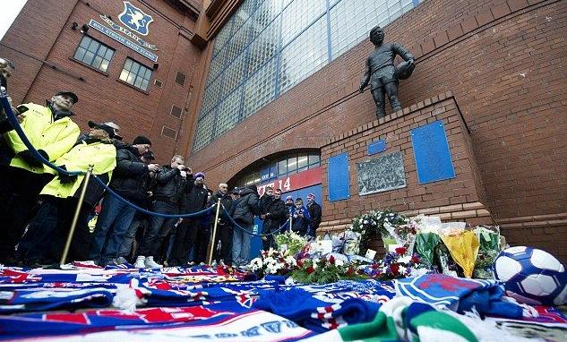 Monumento a las víctimas de Ibrox Park en una de las graderías. 