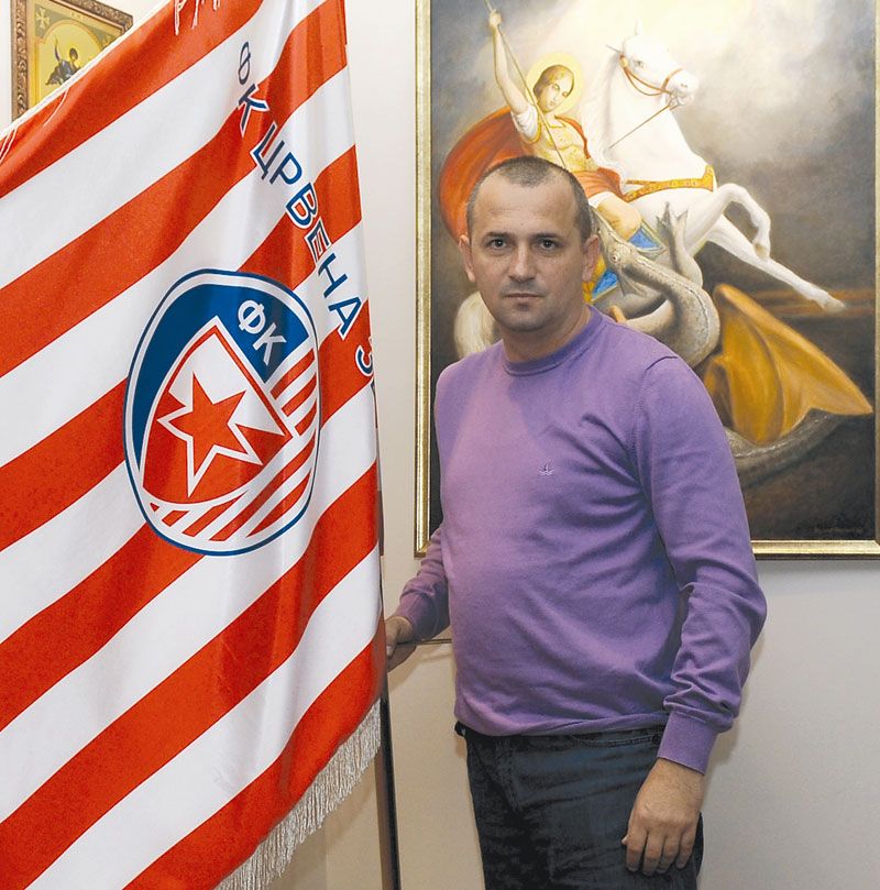 Lukić con la bandera de su Estrella Roja.