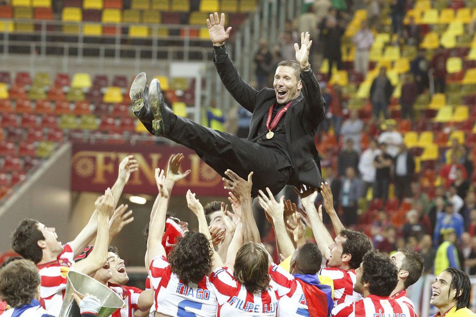 El cholo Simeone es manteado por sus jugadores el día que ganaron la Europa League.