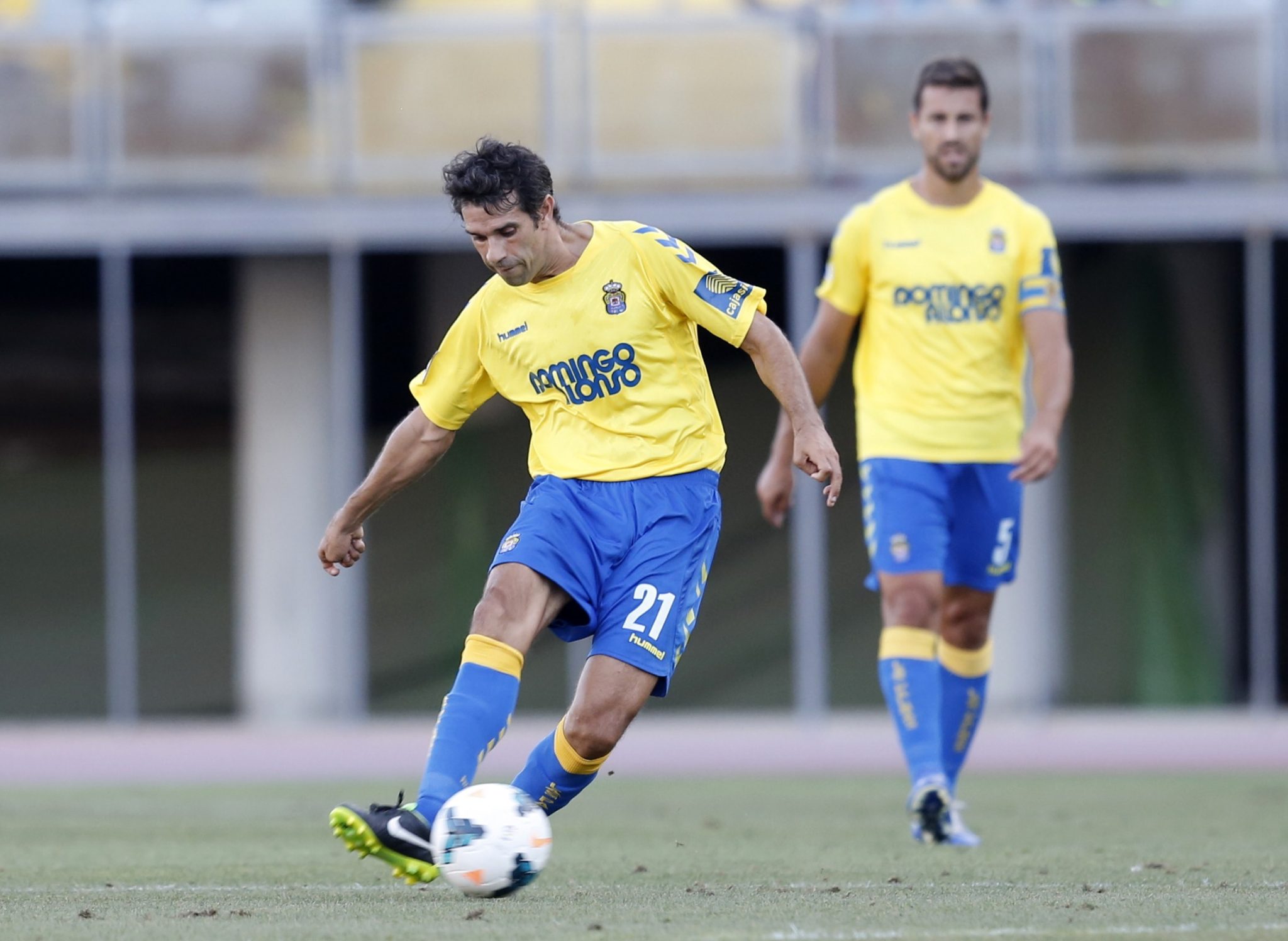 Valerón sigue dando clases de fútbol en Las Palmas, en su casa.