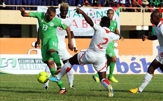 Argelia ganó a Burkina Faso por 1-0 con un gol de un hombre que no debió jugar.
