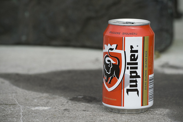 As peculiaridades da liga belga 2 La cerveza Jupiler patrocina la liga belga.