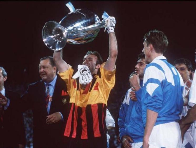 Barthez en estado puro levantando la Orejona del 93.