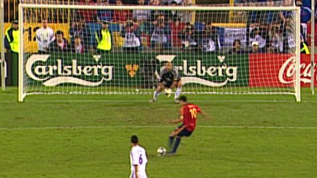 Según se en la imagen, era difícil que con la posición del cuerpo, Raúl anotara gol.