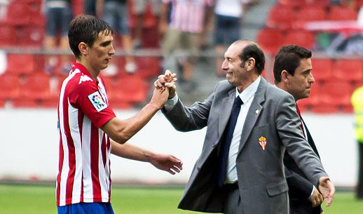 Scepovic tiene un buen maestro en Gijón. El mítico Quini sabe de meter goles.