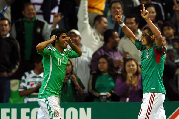Vela y Chicharito, una delantera letal que no encaja en México.