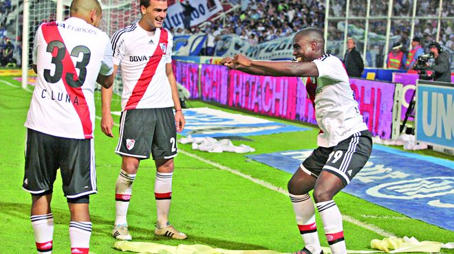 Balanta celebrando un gol con River.