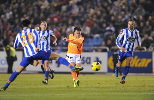 El Depor tumbó al Alavés y sigue mandando en la tabla.