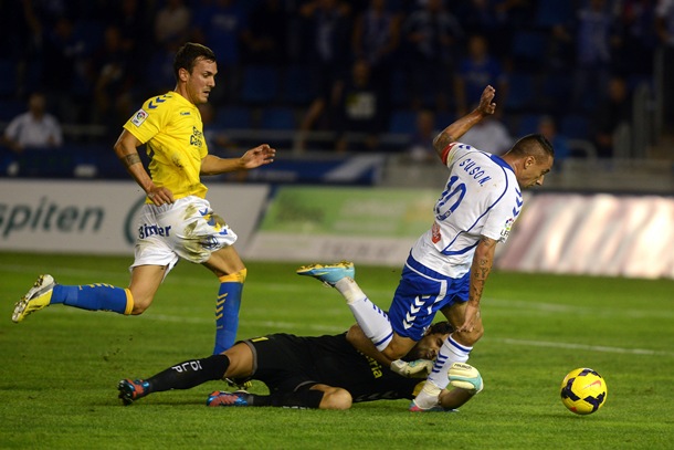 El Tenerife goleó a Las Palmas en el derbi canario.