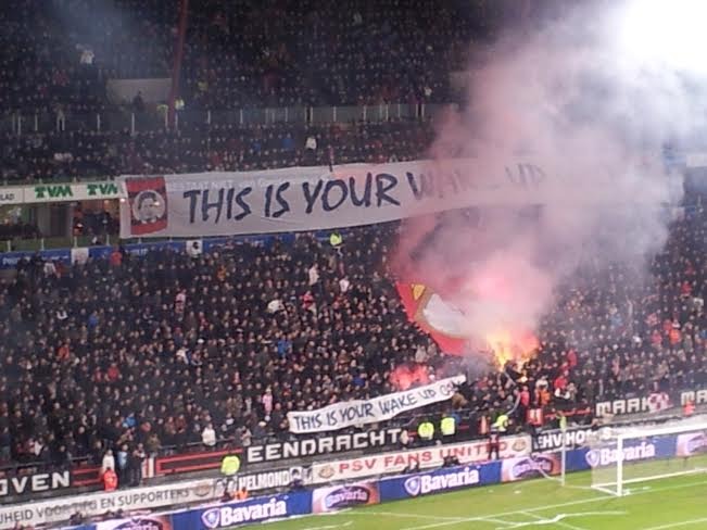 La afición animó al PSV con una pancarta que rezaba: "despierta ya".