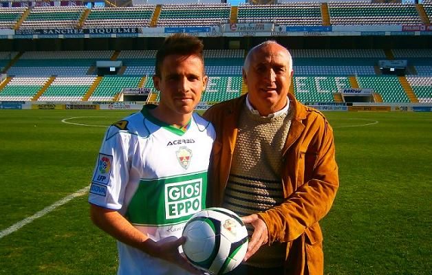 Aaron pese a su juventud ya tiene un largo currículum en el fútbol. En la foto junto a su padre, Boria.