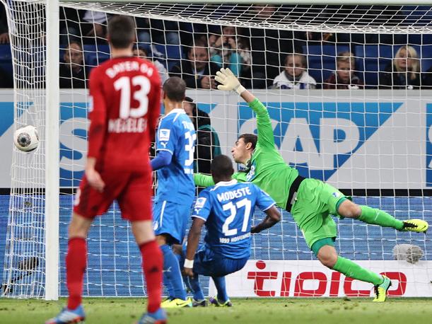  Kiessling anotó para el Bayern de Leverkusen un gol que no entró como claramente se observa.