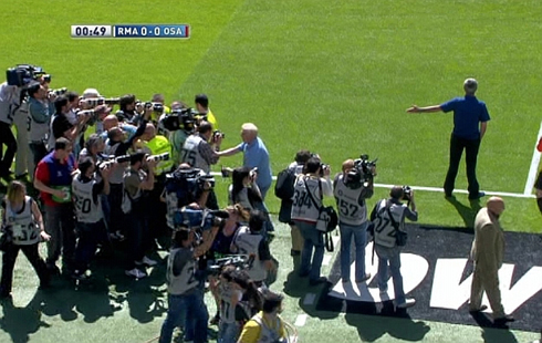 Mourinho se fue por todo lo alto del Bernabéu. La prensa invadió el terreno de juego en pleno partido para fotografiarle.