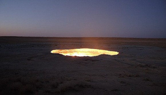  habían descubierto una cueva subterránea llena de gas natural, como comprobaron después de prenderle fuego. Desde entonces arde sin pausa y brinda un sobrecogedor espectáculo. Aún no se sabe cuándo se apagará.