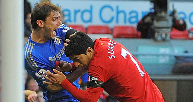 El hombre de moda en los últimos meses fue sancionado 10 partidos por este mordisco a Ivanovic. 