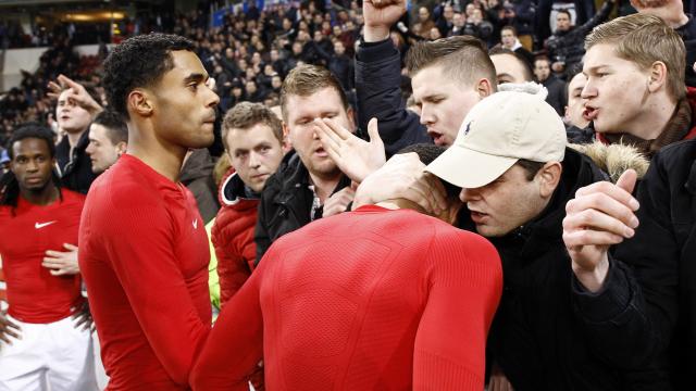 Los jugadores del PSV pidieron perdón a los aficionados.