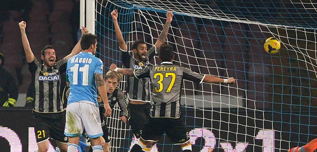 El Udinese empató a 3 en casa del Nápoles.