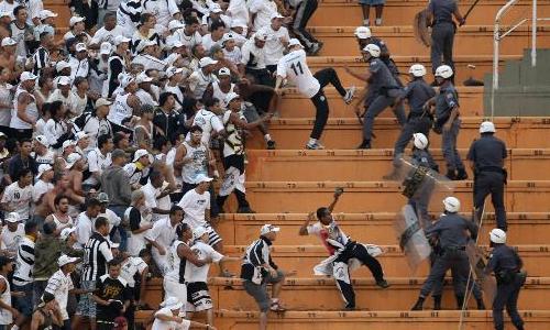note annostadi è in aumento in Sud America La violencia en los estadios es cada vez mayor en Sudamérica.
