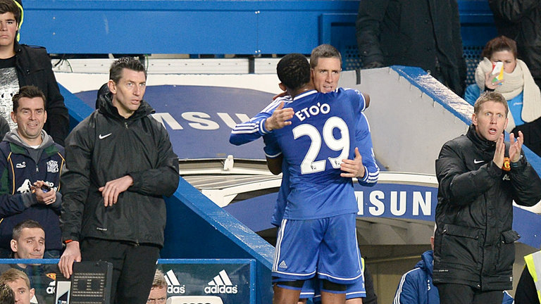 Cara y cruz para el Chelsea. Eto'o marcó y Torres se lesionó con un esguince de rodilla.