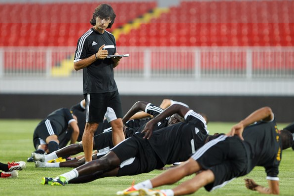 El técnico catalán en pleno entrenamiento con el equipo moldavo. FC Sheriff Tiraspol