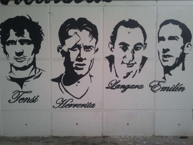 90 de futebol de : a segunda era de ouro da Real Oviedo 1 La puerta 12 del Carlos Tartiere recuerda a algunos de los ídolos del club.