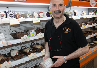 Tato Abadia entrena y posee una tienda de quesos