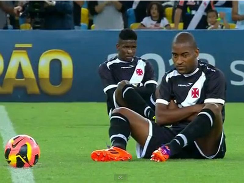 Así protestaron los jugadores en Brasil, realizando una sentada.