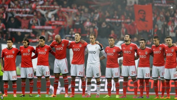 El Benfica ganó 2-0 al Porto en el derbi de la Liga Sagres. Hubo homenaje a Eusébio.