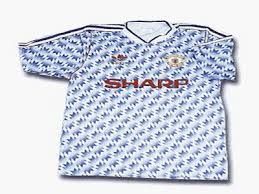 90's were harmful for fashion, especially for English football shirts. English should be the bravest of the time to take the field with such a shirt, last but not least the endured a couple of seasons.