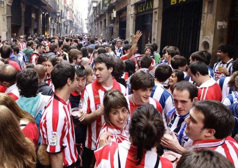 La armonía entre las dos aficiones vascas choca con la violencia de otros derbis regionales.